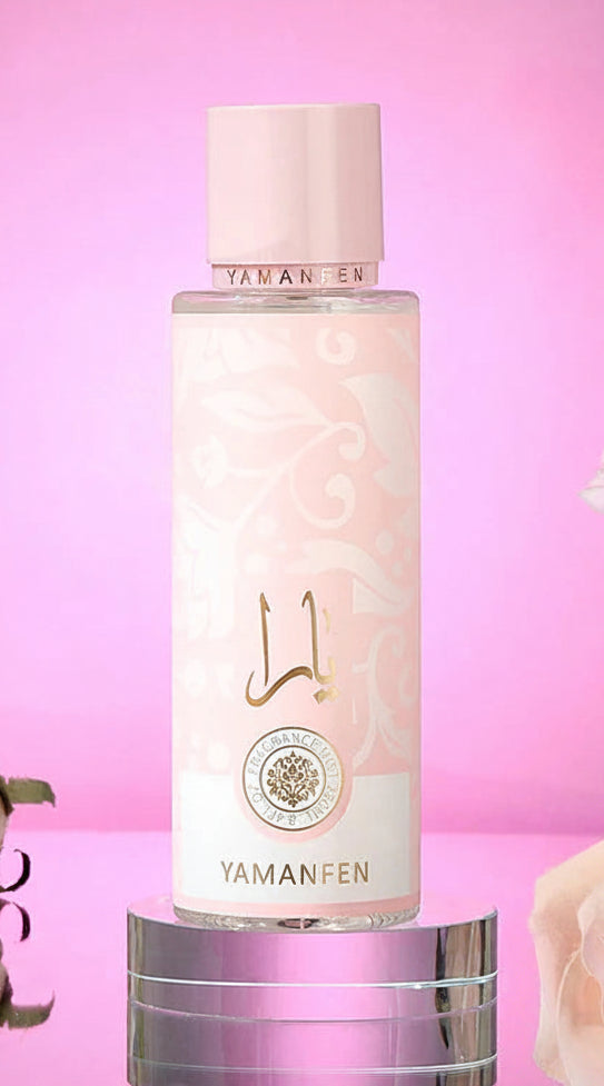 Brume corporelle flacon rose clair opaque, bouchon rose, logo rond et YAMANFEN