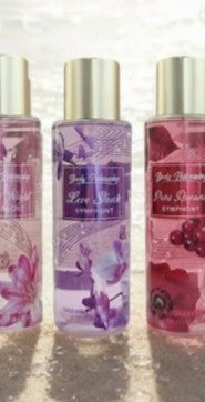Brume corps et cheveux en flacon spray, bouteilles translucides violettes et roses