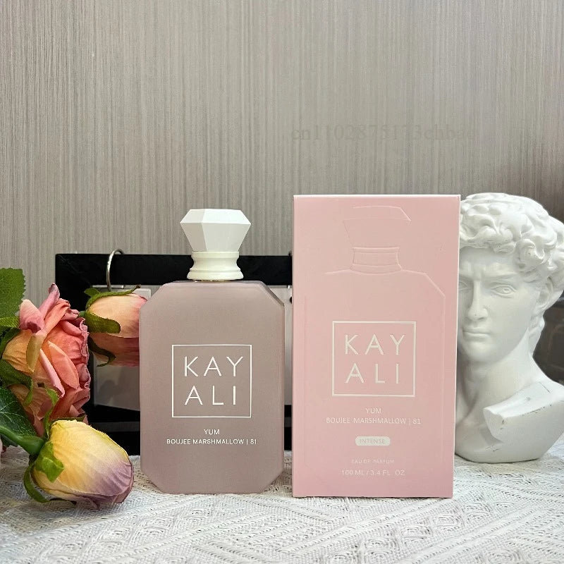 Parfum Kayali Yum rose en flacon hexagonal avec bouchon blanc et boîte rose