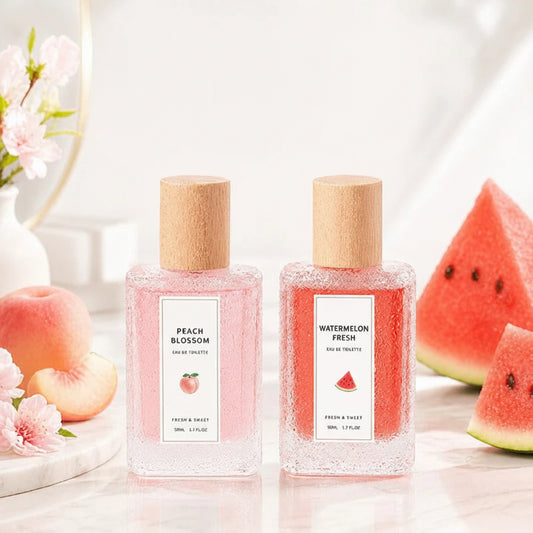 Deux flacons de parfum rectangulaires givrés, bouchons en bois, rose et rouge.