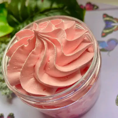 Mousse de savon parfumée en pot, texture fouettée rose pâle
