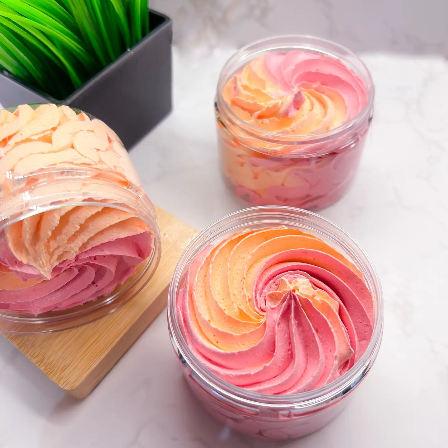Mousse de savon parfumée en pots, tourbillons rose et orange
