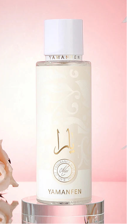 Brume corporelle flacon blanc nacré, bouchon blanc, logo rond et texte YAMANFEN