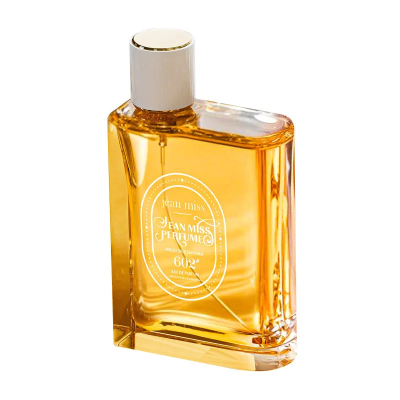 Bouteille de parfum ambre, flacon carré avec bouchon doré et étiquette claire