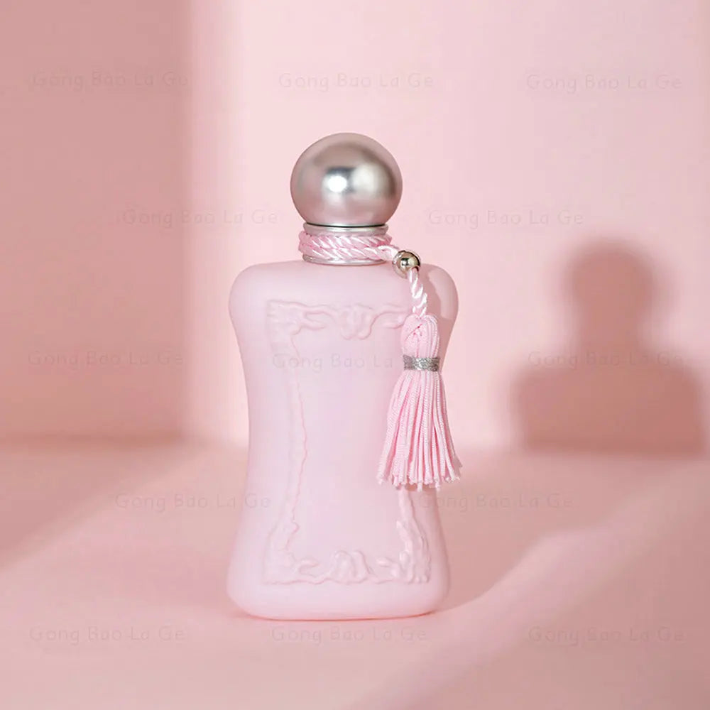 Parfum Séléna, flacon rose très pâle avec bouchon argent et pompon tressé