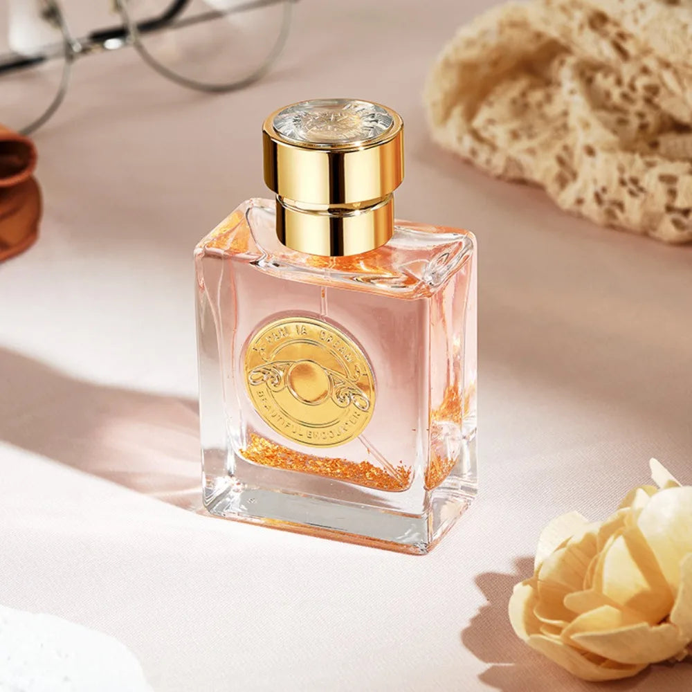 Parfum léger Couleur 01, flacon carré rosé à paillettes, capuchon doré