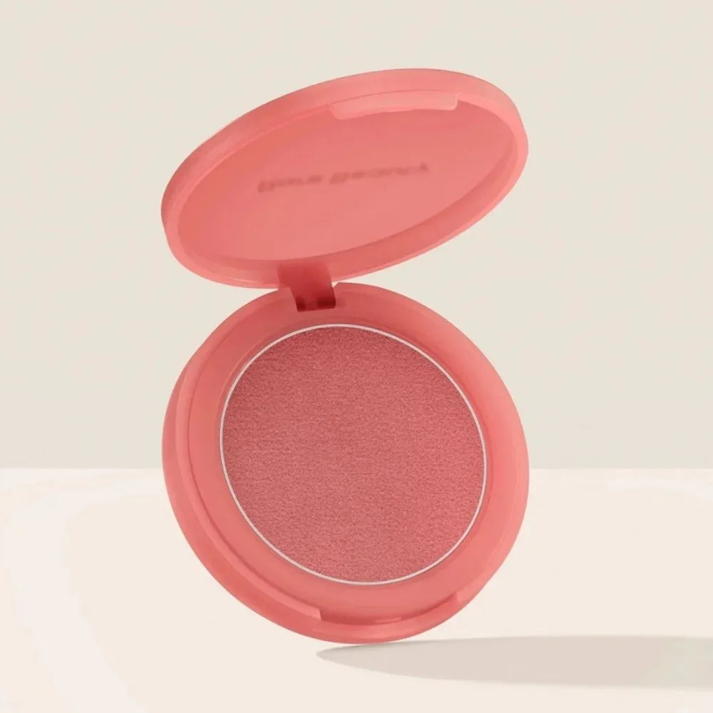 Blush Rare Beauty en compact, couvercle ouvert, poudre crème rose mat dans le pot
