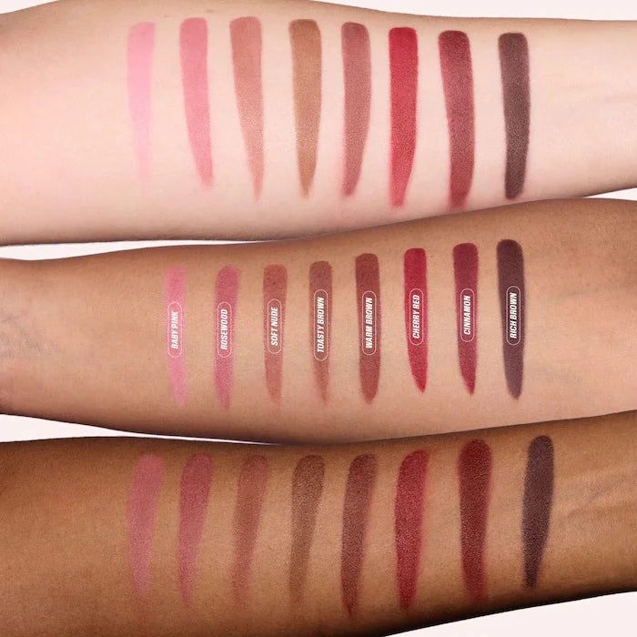 Swatchs de crayons contour des lèvres sur avant-bras, dégradés du nude au marron