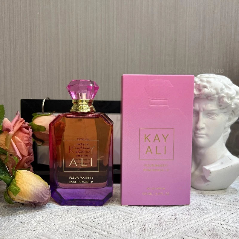 Parfum Kayali Fleur Majesty Rose Royale 31, flacon violet foncé et boîte rose, 100 ml.