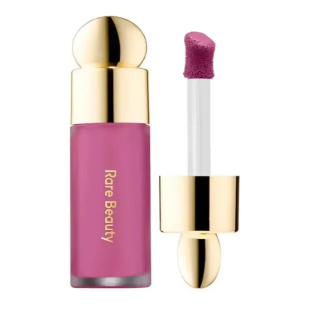 Blush liquide Rare Beauty violet avec applicateur en éponge, teinte prune