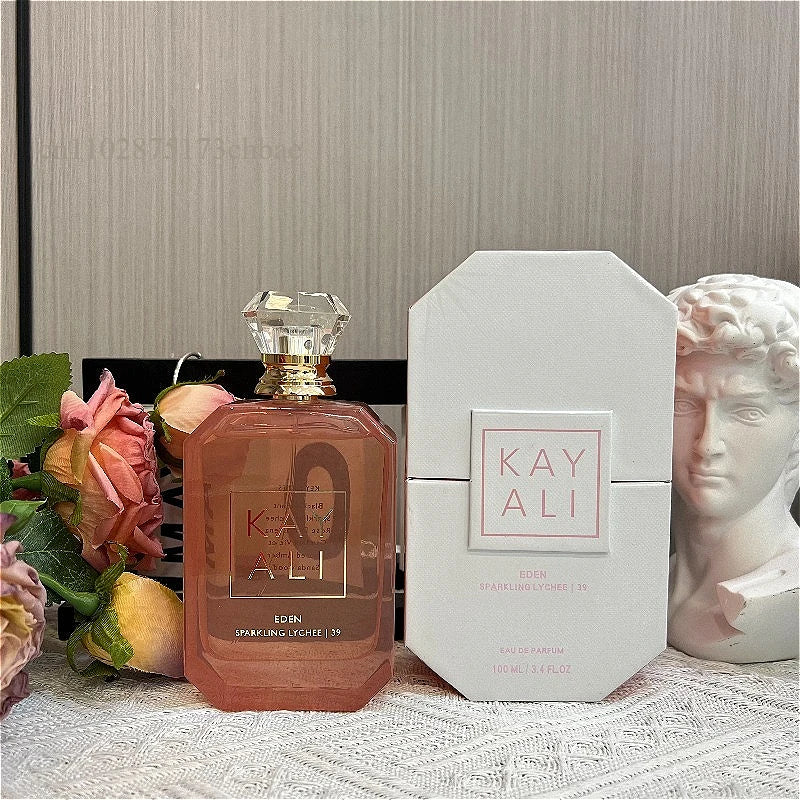 Parfum Kayali Eden pêche en flacon hexagonal avec bouchon transparent et boîte blanche