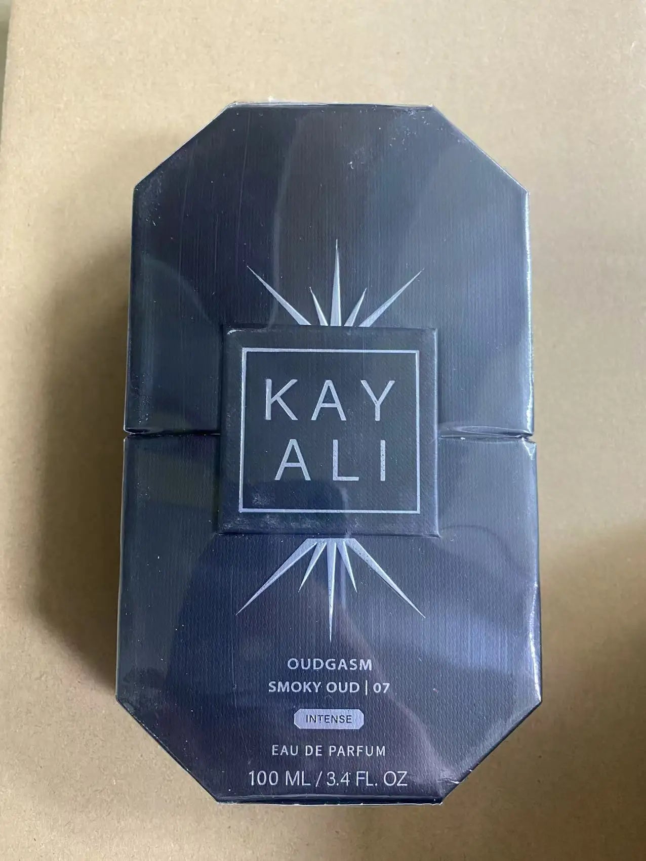 Boîte parfum Kay Ali OUDGASIM Smoky Oud 07, emballage bleu foncé, 100 ML/3.4 FL OZ