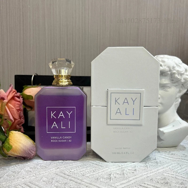 Parfum Kayali violet en flacon hexagonal avec boîte blanche et flacon assorti