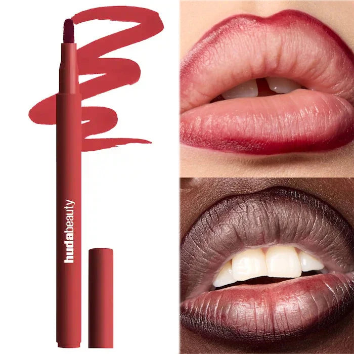 Fard à joues liquide rouge brun, embout applicateur et swatch sur lèvres