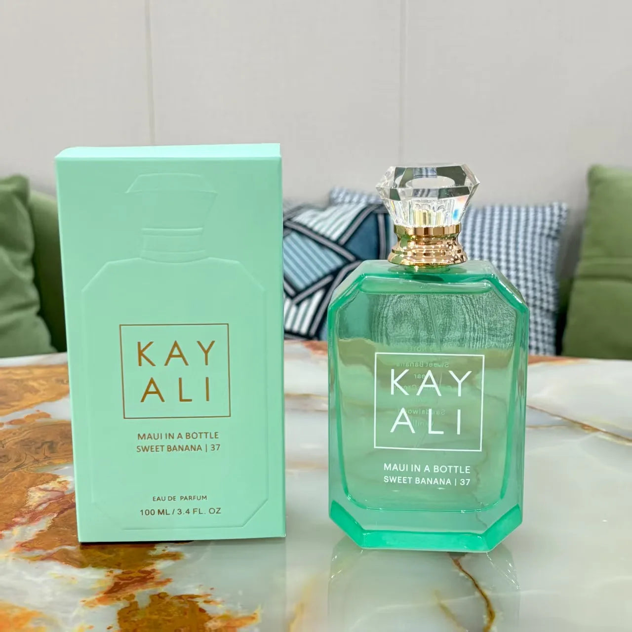 Parfum Kayali Maui in a Bottle Sweet Banana 37, flacon vert et boîte bleu clair, 100 ml/3.4 oz.