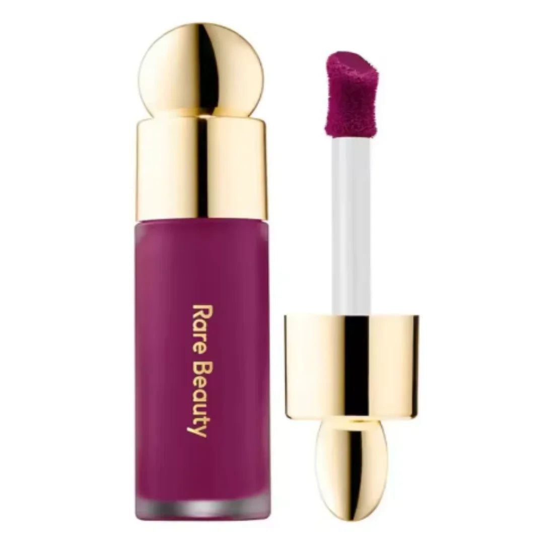 Blush liquide Rare Beauty violet avec applicateur en éponge, teinte prune