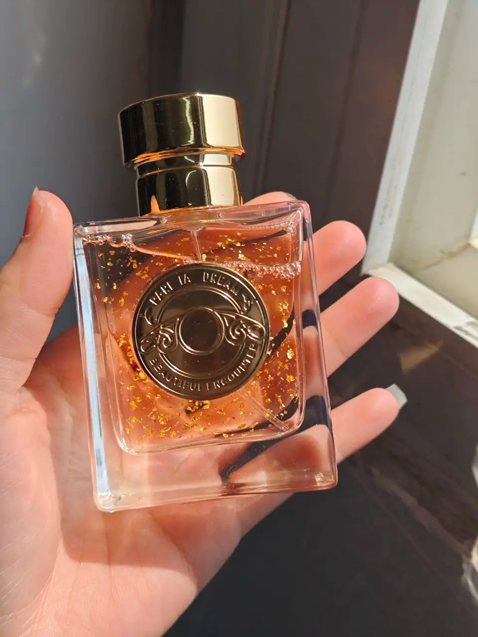 Parfum léger Couleur 02, flacon carré ambré avec bouchon doré et motif doré