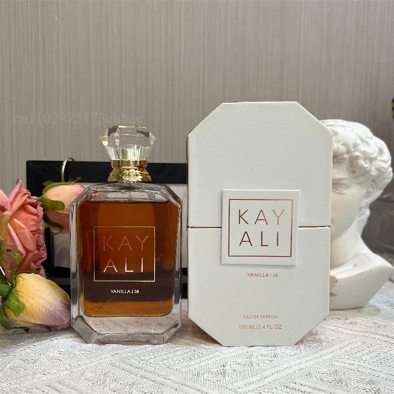 Parfum Kayali Vanille 28, flacon ambré transparent et boîte blanche, 100 ml/3.4 fl oz.
