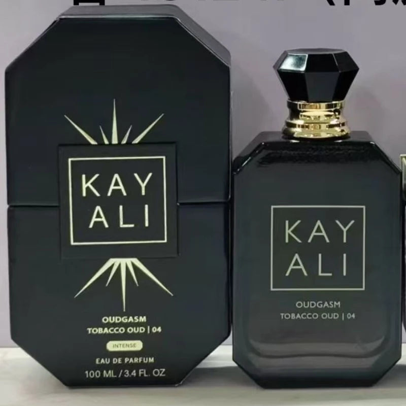 Parfum Kay Ali OUDGASIM Tobacco Oud 04, flacon noir, étiquette “KAY ALI”, bouchon doré