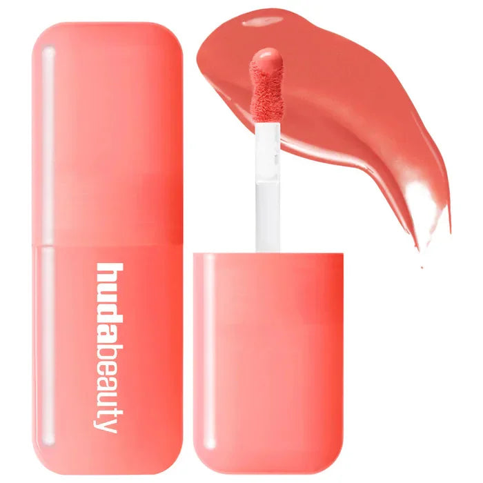 Blush liquide Huda Beauty en flacon transparent, teinte rouge corail avec applicateur