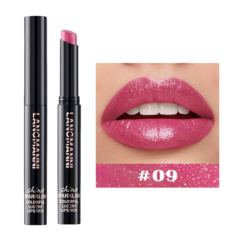 Rouge à lèvres nacré #09 : bâton fuchsia brillant, lèvres rosées nacrées.