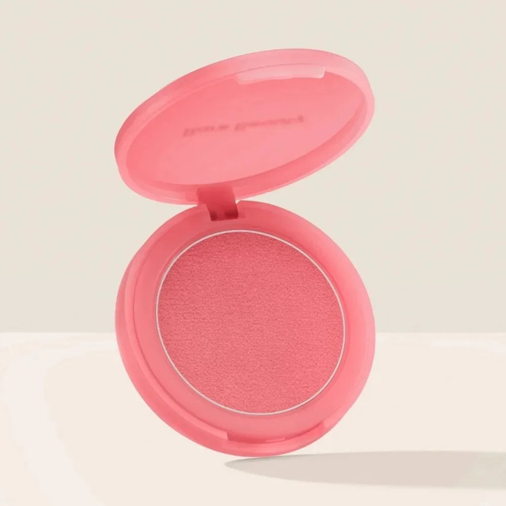 Blush en boîtier compact ouvert, fard rose clair et pastille visible