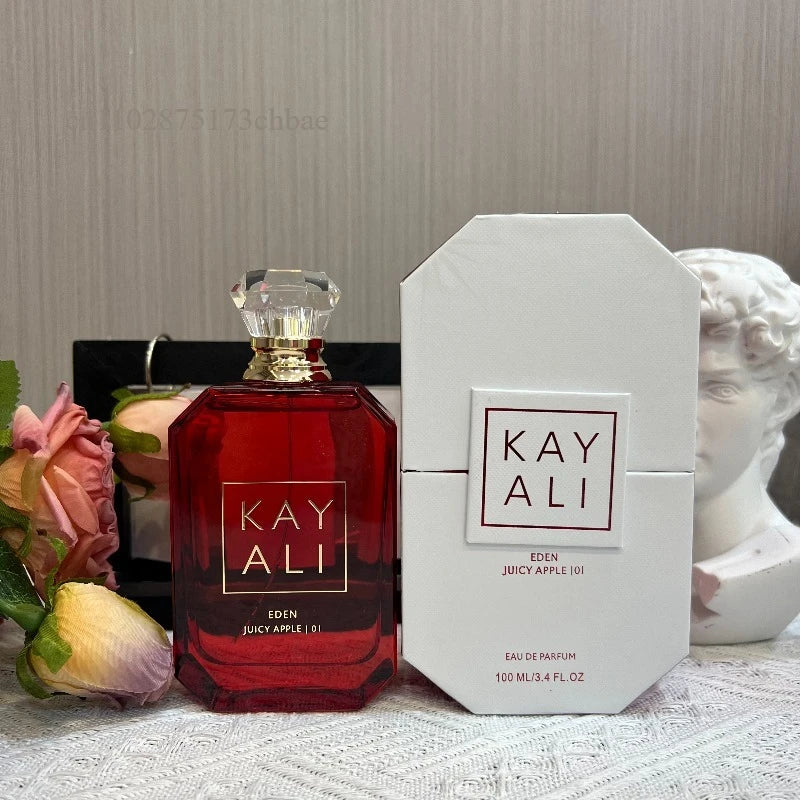 Parfum Kayali Eden Juicy Apple 01, flacon ambré foncé et boîte blanche, 100 ml.