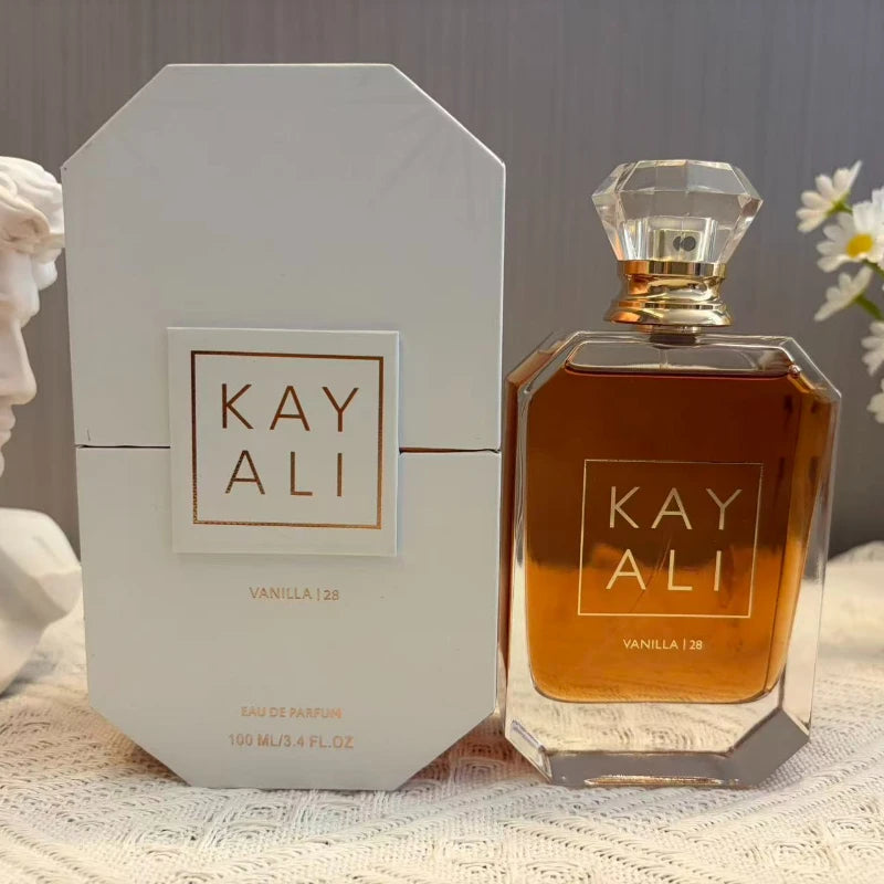 Coffret parfum Kay Ali Vanilla 128, flacon ambré avec étiquette “KAY ALI”, bouchon doré