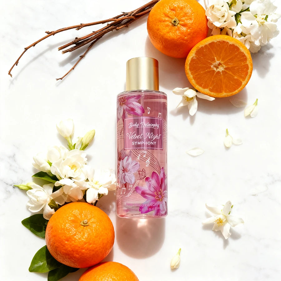 Brume corps et cheveux en flacon spray, liquide rosé transparent et capuchon doré