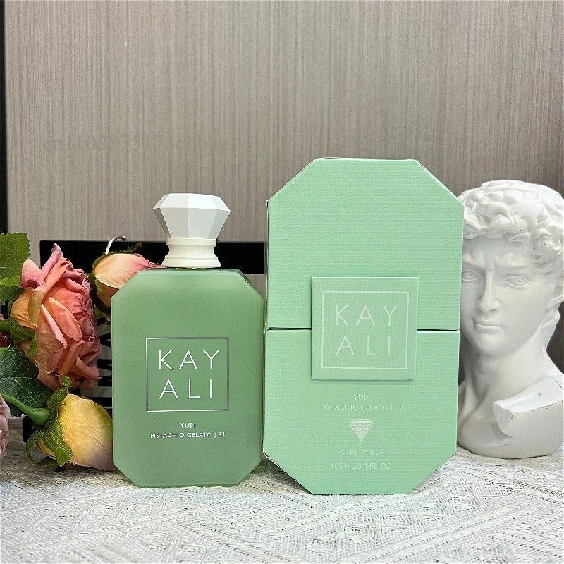 Parfum Kayali vert en flacon hexagonal avec bouchon transparent et boîte assortie