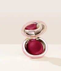 Blush Rare Beauty en compact, couvercle ouvert, teinte bordeaux brillante