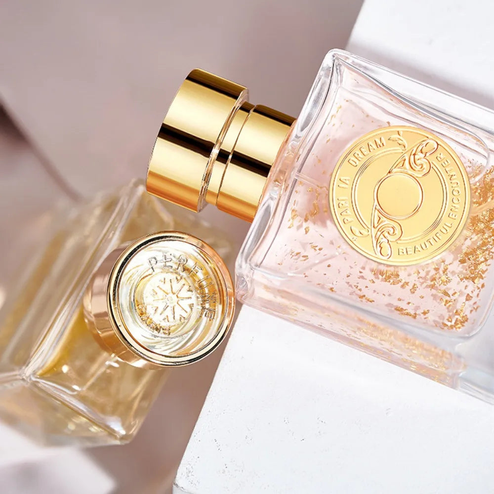 Parfum léger Couleur 01, flacon carré rosé avec capuchon doré et décor doré