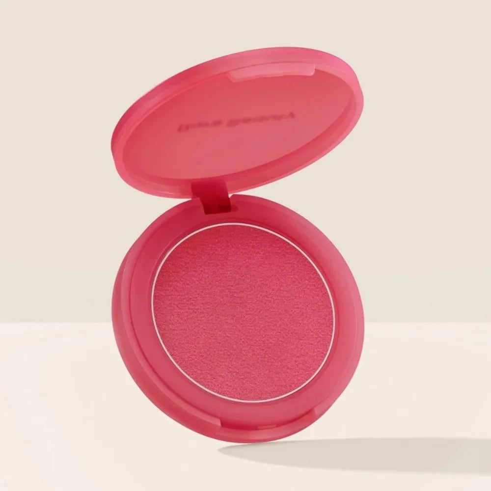 Blush en boîtier compact ouvert, fard rose magenta et pastille visible