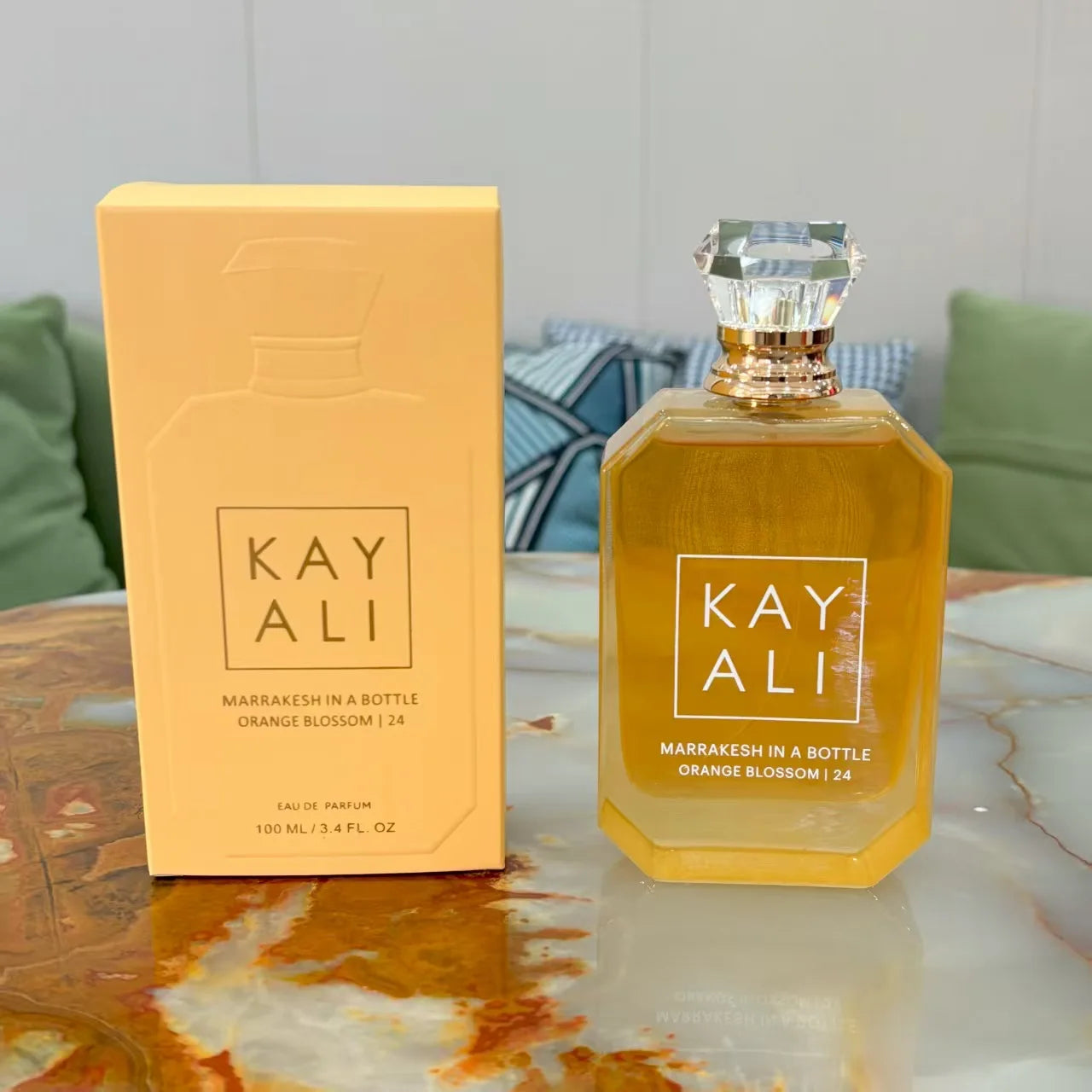 Parfum Kayali Marrakesh in a Bottle Orange Blossom 24, flacon jaune ambré et boîte jaune, 100 ml.