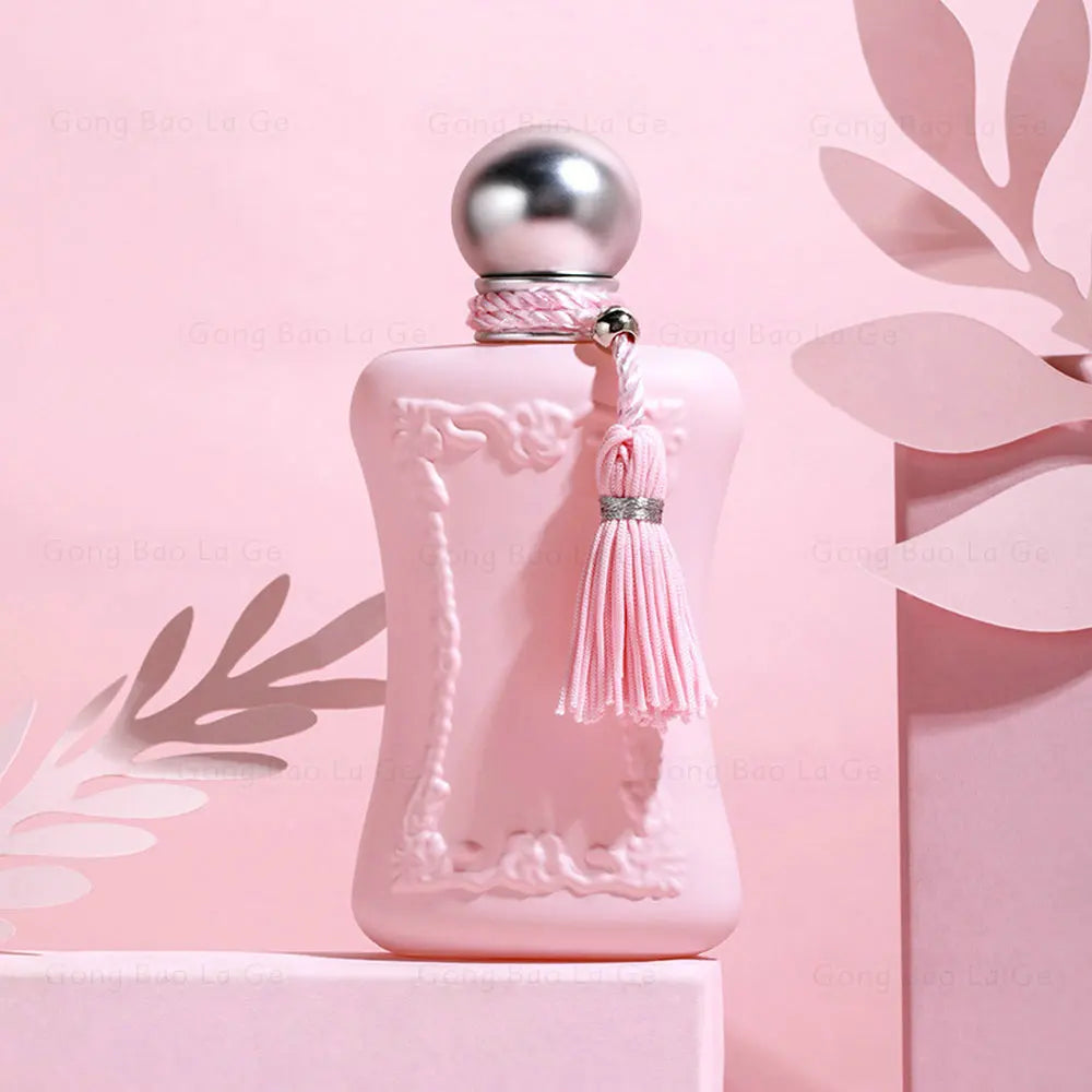 Parfum Séléna, flacon rose clair avec bouchon argent et pompon tressé