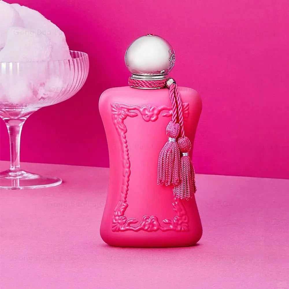 Parfum Séléna, flacon rose vif avec bouchon argent et pompon tressé