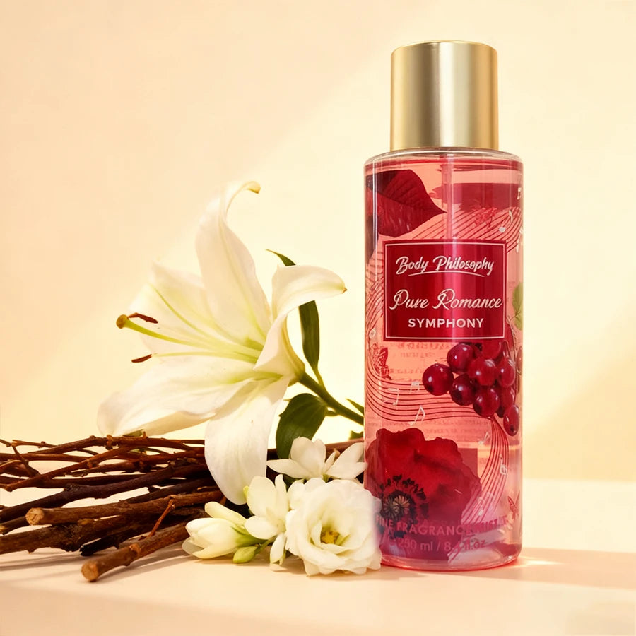 Brume corps et cheveux en flacon spray, liquide rouge transparent et capuchon doré