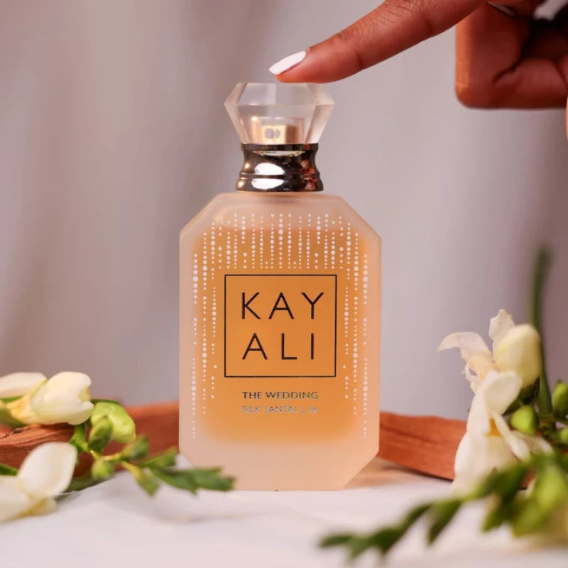 Parfum Kay Ali “The Wedding”, flacon ambré clair, étiquette “KAY ALI”, bouchon doré