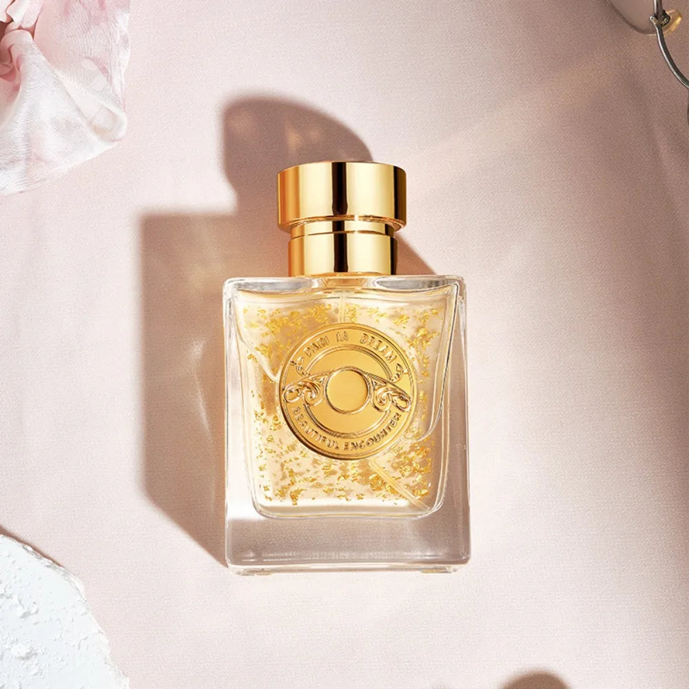Parfum léger Couleur 02, flacon carré transparent jaune pâle, bouchon doré