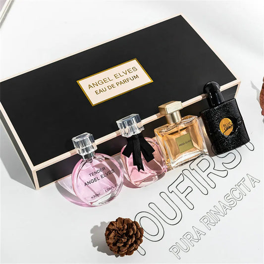 Coffret 4 parfums : flacons décorés de nœuds, plateau noir dans coffret ouvert