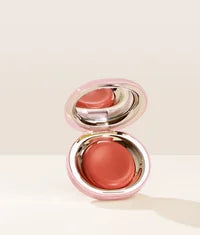 Blush Rare Beauty en compact, couvercle ouvert, teinte corail brillante