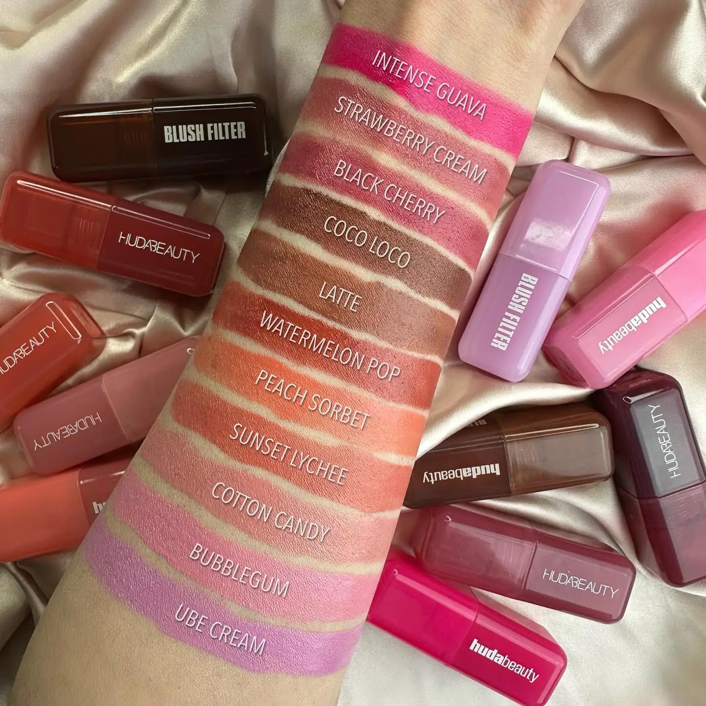 Blush liquide Huda Beauty avec swatches de couleurs sur le bras et tubes