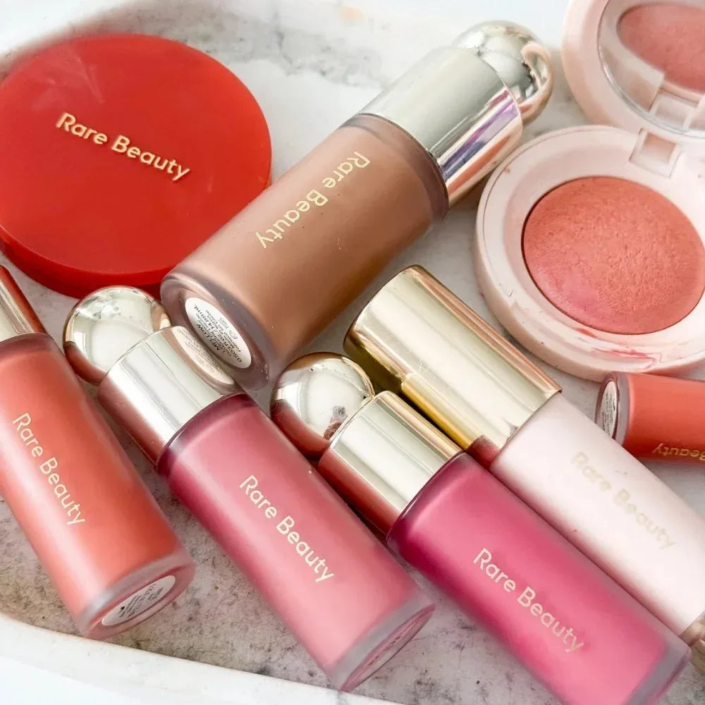 Fard à joues liquide Rare Beauty, assortiment de tubes et pot poudré rose