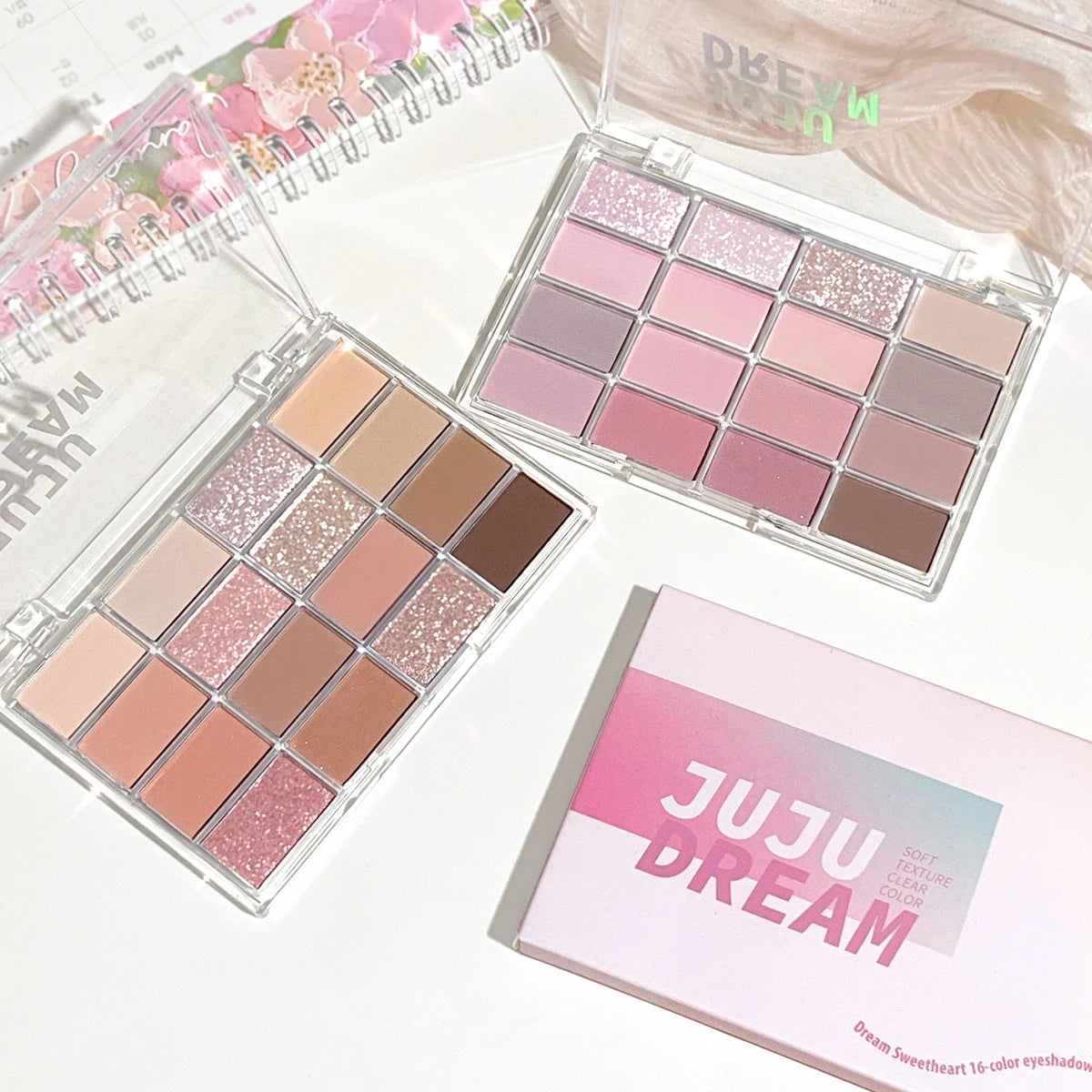 Deux palettes de fards à paupières mates : une rose, une nude/brun, avec paillettes.