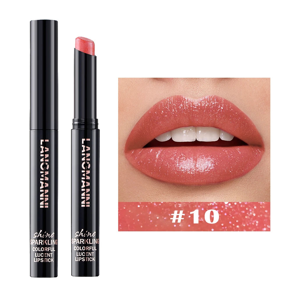 Rouge à lèvres nacré #10 : bâton rose scintillant, lèvres rouge rosé perlées.